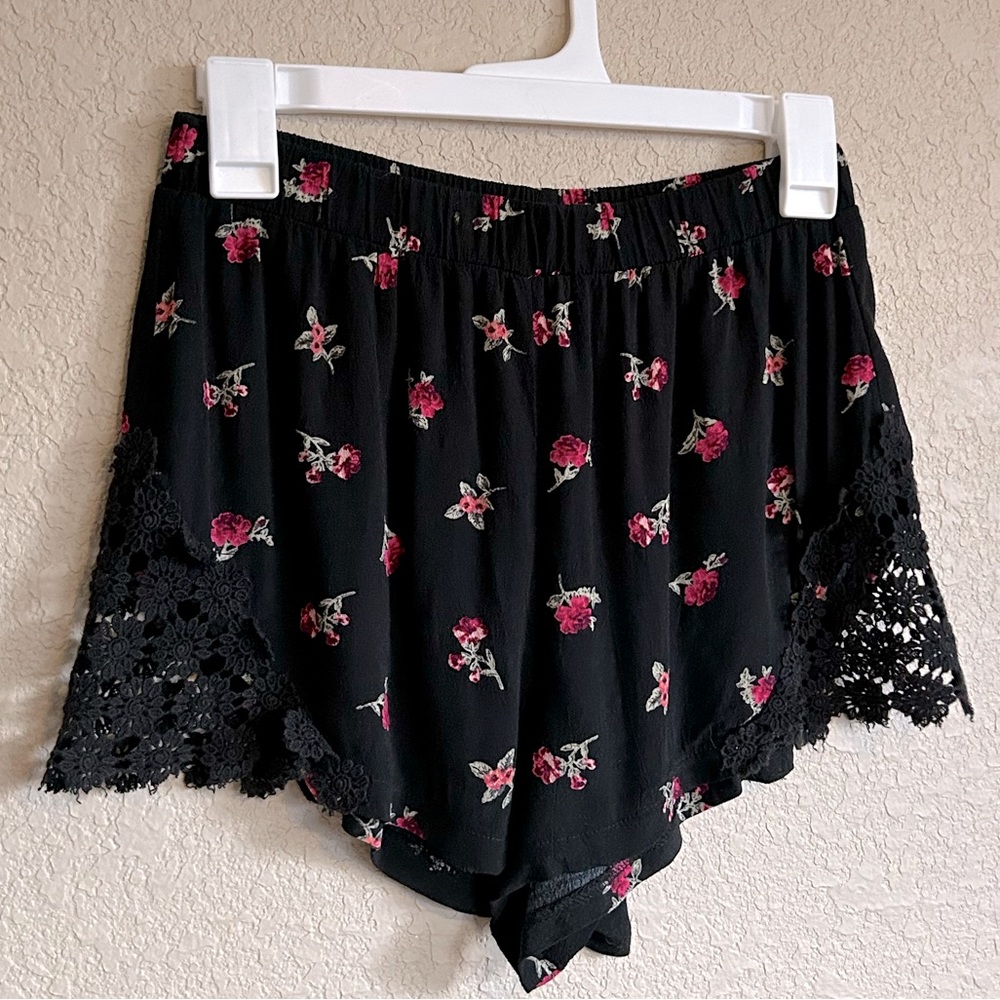 Black and Red Floral Elastic Shorts, Size Small